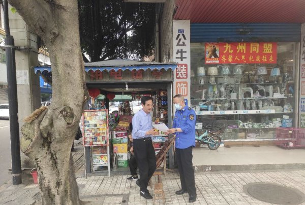 圖為工作人員向亭棚業主傳達《通告》內容