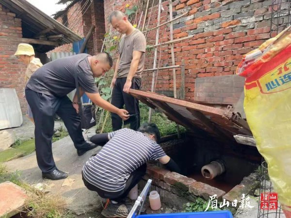 執法人員對該公司下游約10米處雨水溝囤積水進行取樣。