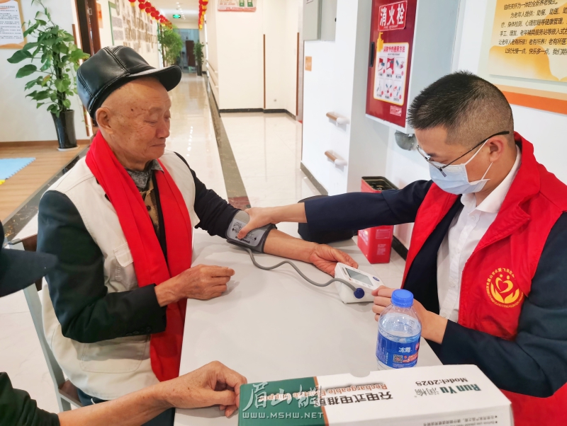 志愿者為老人量血壓。.jpg