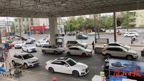 調價前，等待加油的車輛。