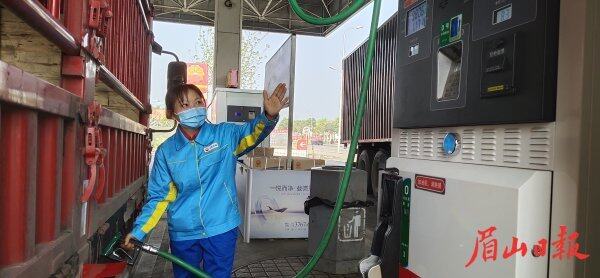  加油站工作人員為車輛加油。