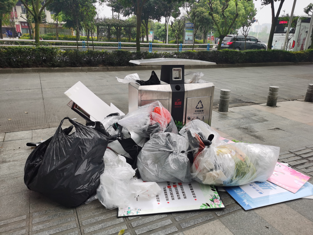 紅星東路二段一垃圾桶周圍扔了不少垃圾。.jpg
