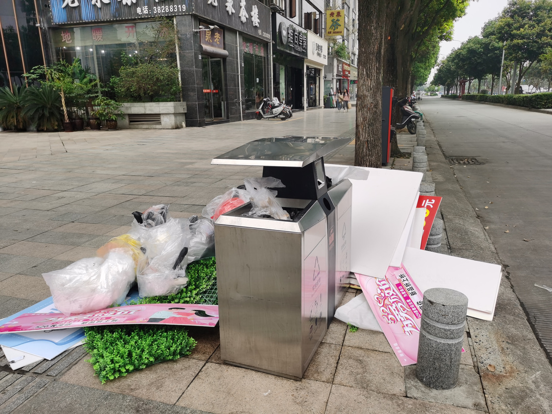 紅星東路二段一垃圾桶周圍扔了不少垃圾。 (1).jpg