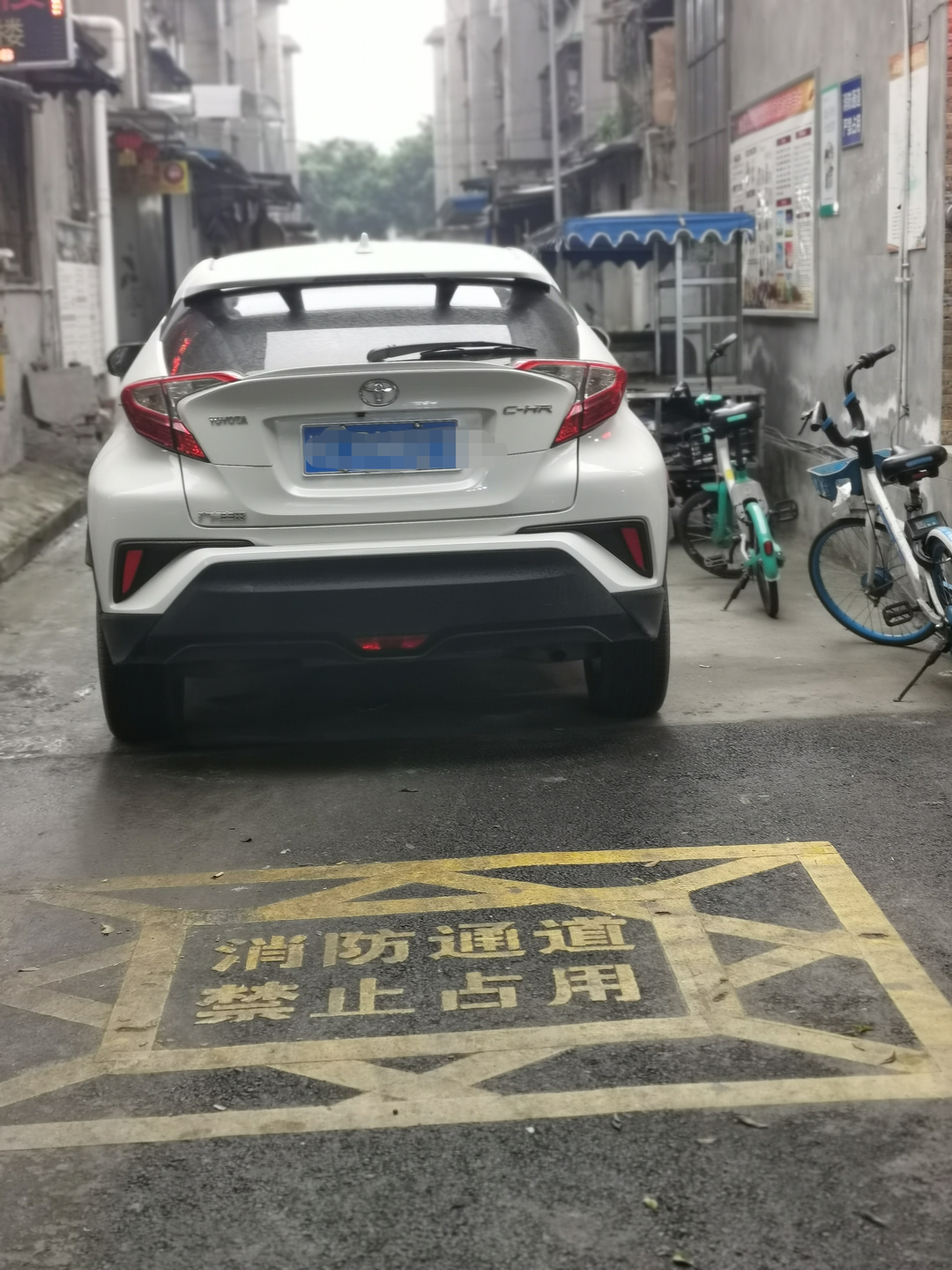 安和街一農安房外的消防通道被一輛私家車占用，共享單車也停在通道旁。.jpg