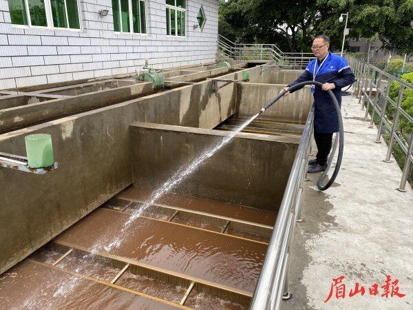 工作人員清洗氣水反沖濾池，提高過濾效率和水質保障。