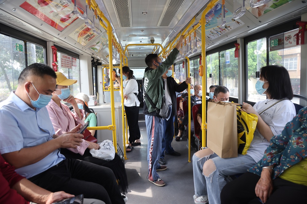 市民乘坐公交車，積極踐行綠色出行。.JPG