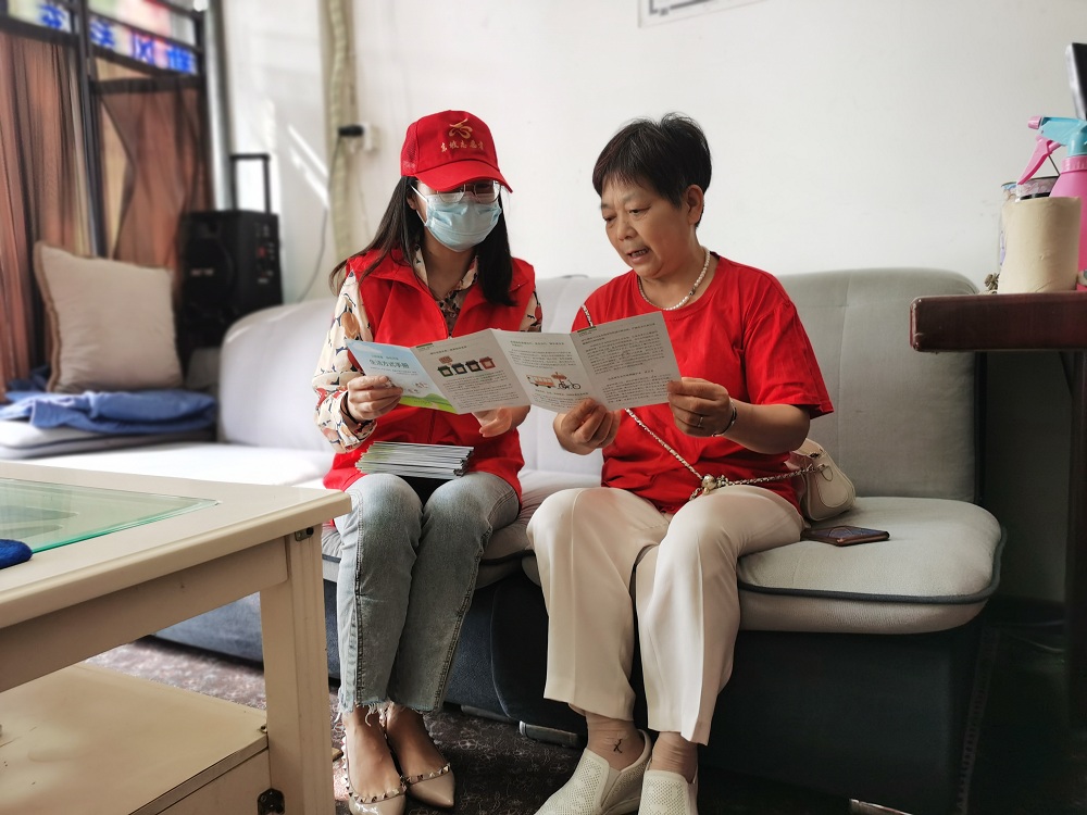 志愿者向市民宣傳綠色環保知識。.png