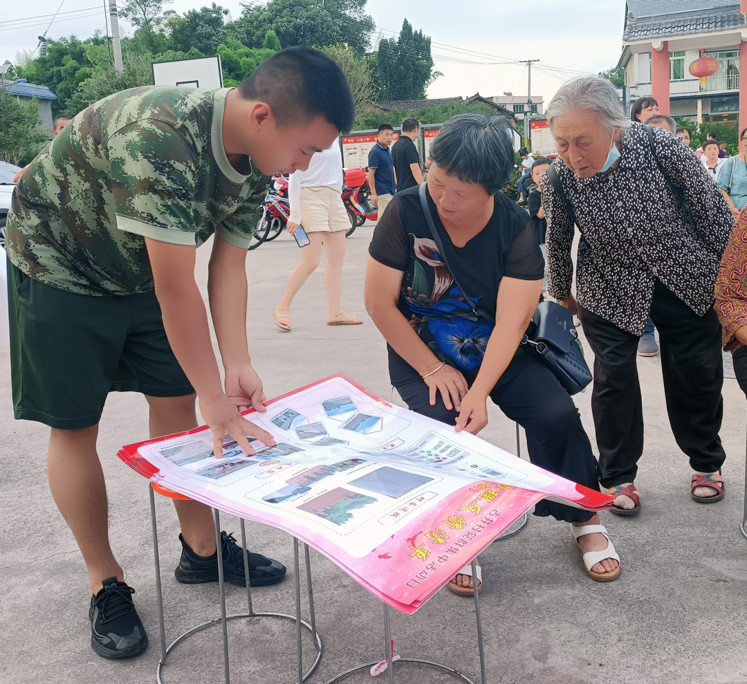 群眾認真閱讀《黨群集中活動日惠民實事辦理反饋清單》。.jpg