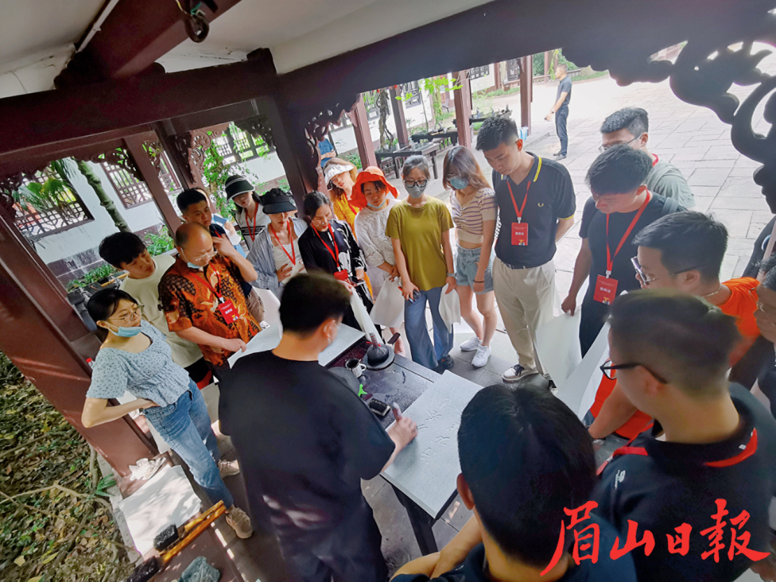 考察團(tuán)成員在專業(yè)技術(shù)老師的指導(dǎo)下，體驗拓片制作。