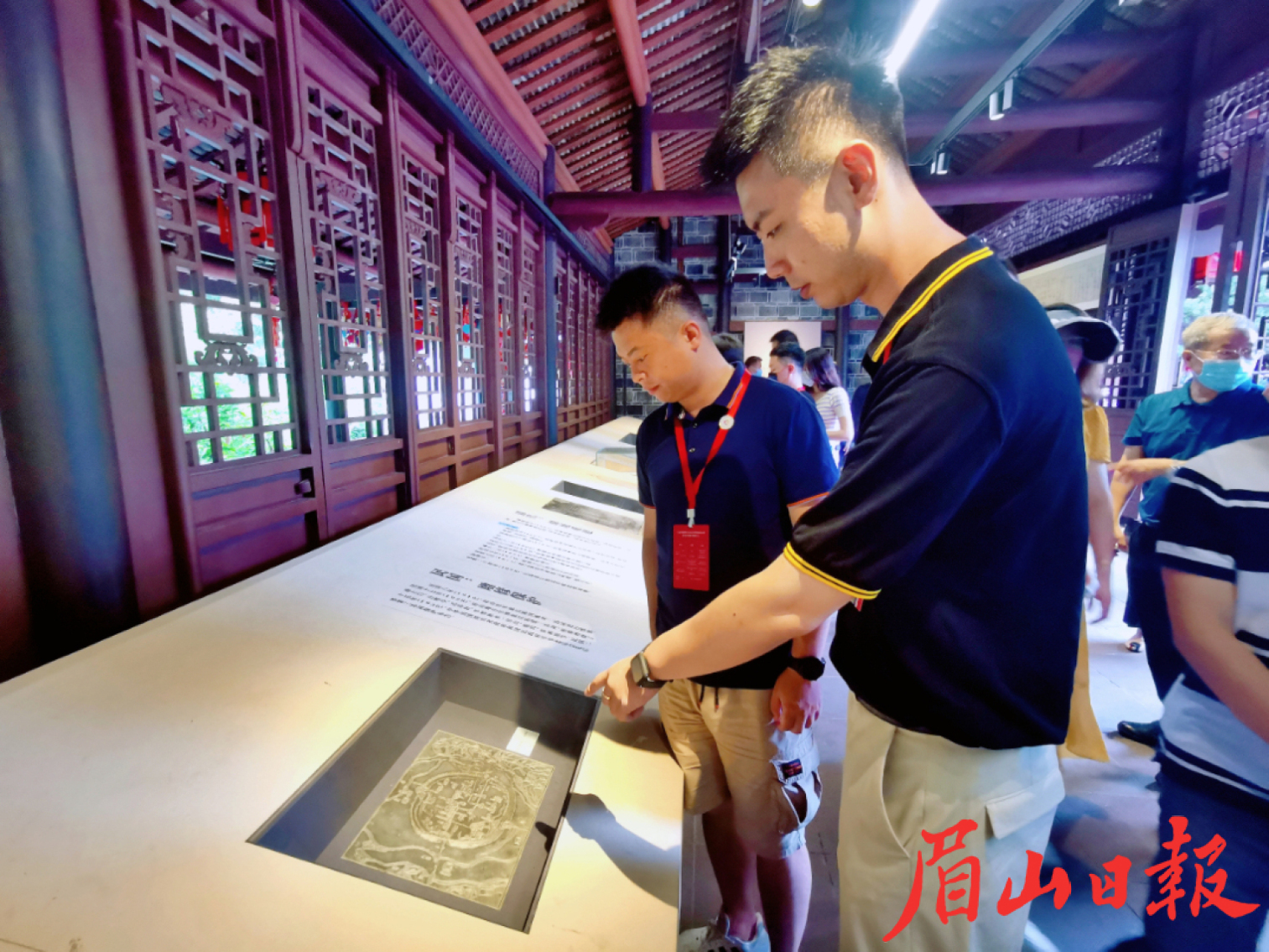 考察團(tuán)成員參觀三蘇祠，感受三蘇文化。