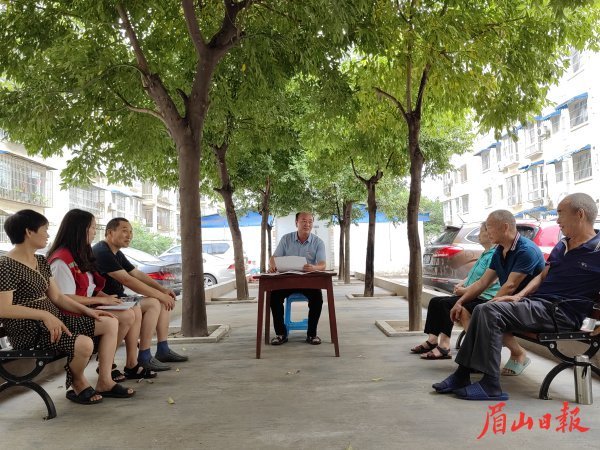  紅色樓棟長召集居民座談，共商小區發展計劃。