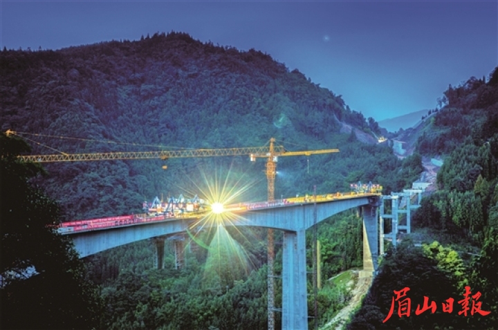 挑燈夜戰的瓦屋山快速通道建設項目。 尹霜林 攝
