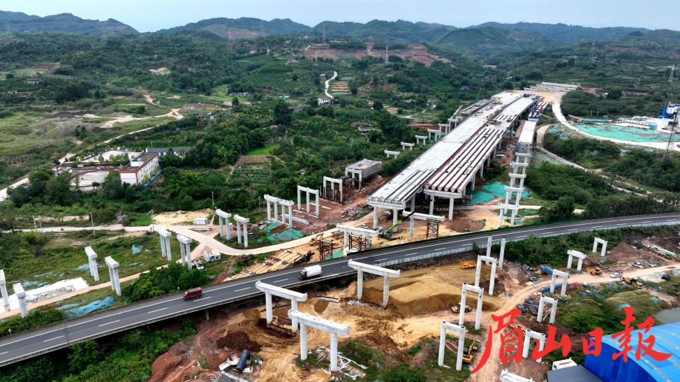 成樂高速擴容項目青龍場樞紐互通建設現場