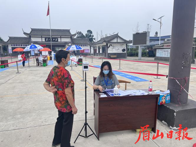 趙容僑在東坡區崇禮鎮大定橋村開展疫情防控工作。