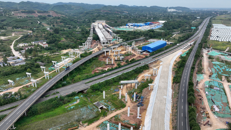 鳥瞰建設中的成樂高速公路擴容建設項目眉山三期工程青龍場樞紐。 (1).jpg