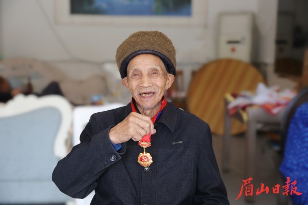 呂從安戴著“光榮在黨50年”紀念獎章。