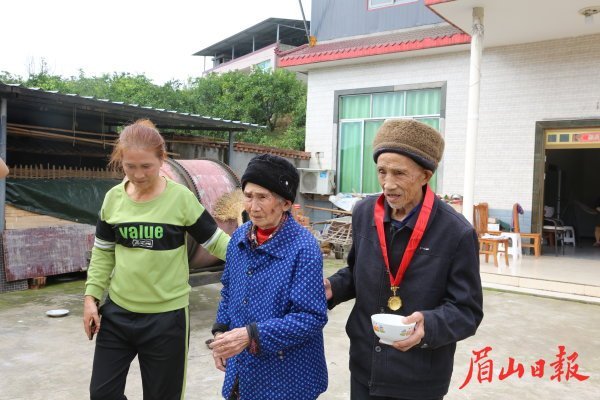 兒媳攙扶著老人。