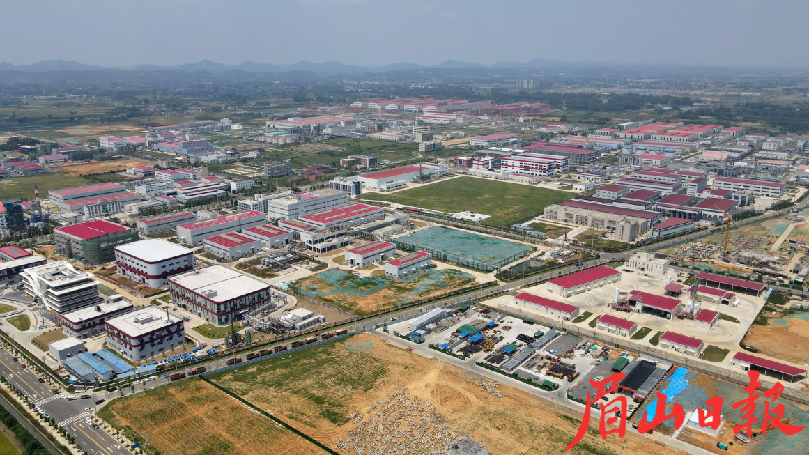 彭山經開區內，各企業正常有序生產，重點項目建設也在穩步推進。