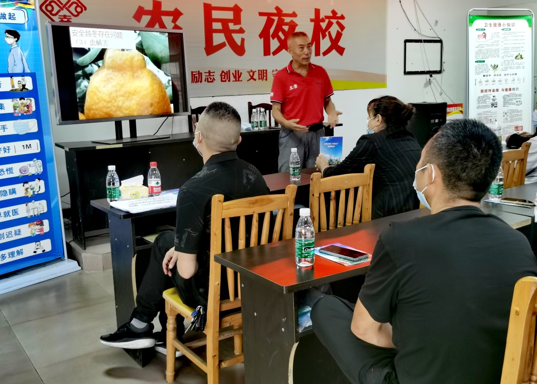 汪小川到村上傳授柑橘種植技術。.jpg
