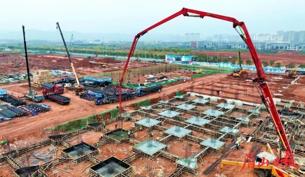四川協鑫鋰電科技年產36萬噸磷酸鐵鋰正極材料項目一期建設現場一片忙碌。