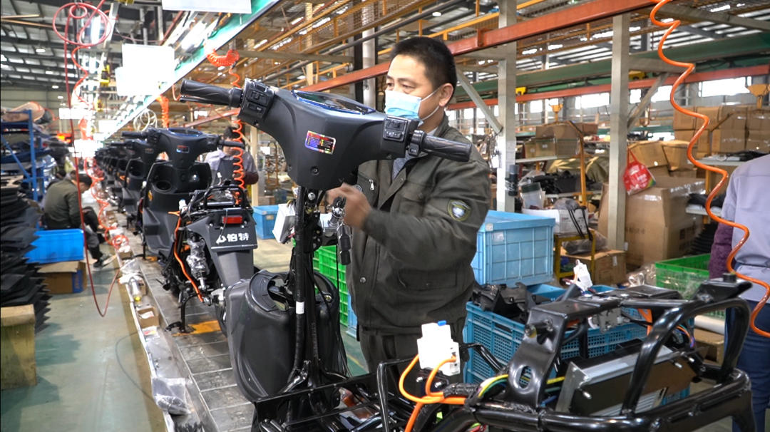四川倍特電動車有限公司的生產車間內，現(xiàn)場生產氛圍濃厚，一派熱火朝天的景象。 (1).png