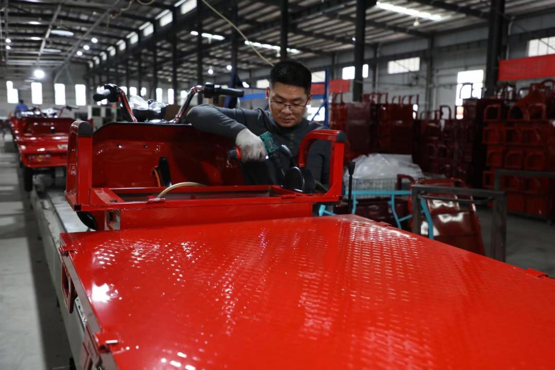 眉山雙勝新能源車業(yè)有限責任公司的生產車間，工人們正在加緊生產。 (1).jpg