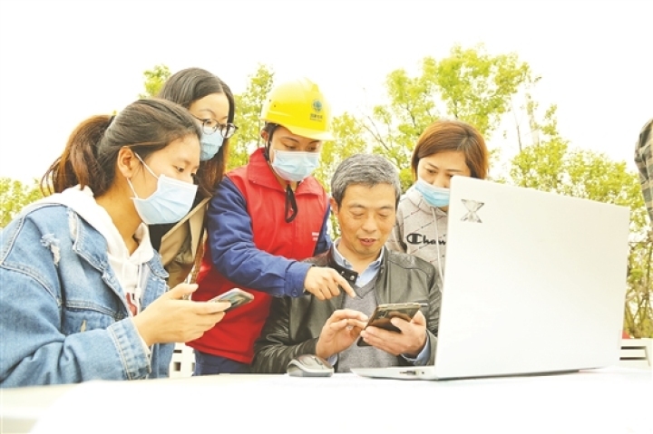 “黨建+志愿服務”進園區(qū)，宣傳安全用電。