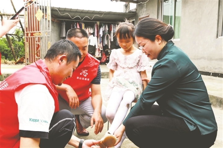 志愿者關愛留守兒童。（資料圖片）