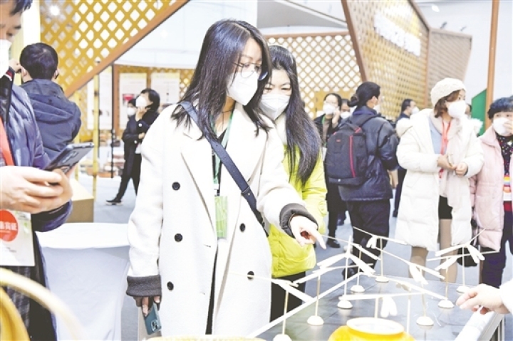 創意產品吸引關注。（青神縣委宣傳部供圖）