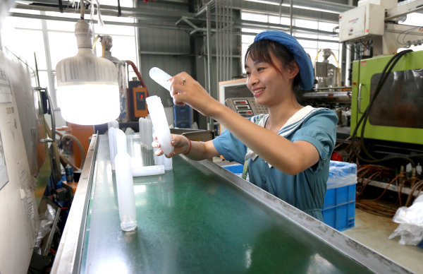 在四川汪氏紅色塑膠有限公司內(nèi)，工人正在生產(chǎn)聯(lián)合利華的訂單。