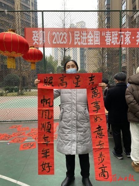 居民們拿著心儀的對(duì)聯(lián)，喜笑顏開(kāi)。