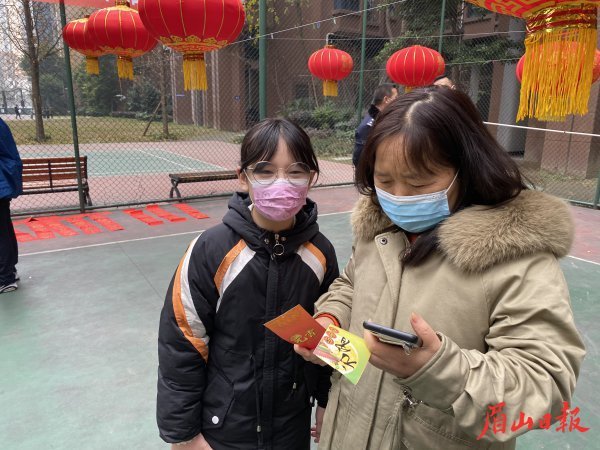 居民們開(kāi)動(dòng)腦筋，積極參與猜燈謎。