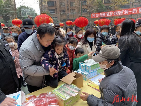  猜燈謎，領(lǐng)禮品。