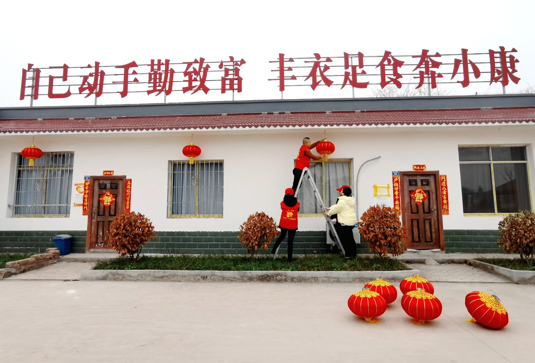  易地搬遷集中安置點掛起紅燈籠。