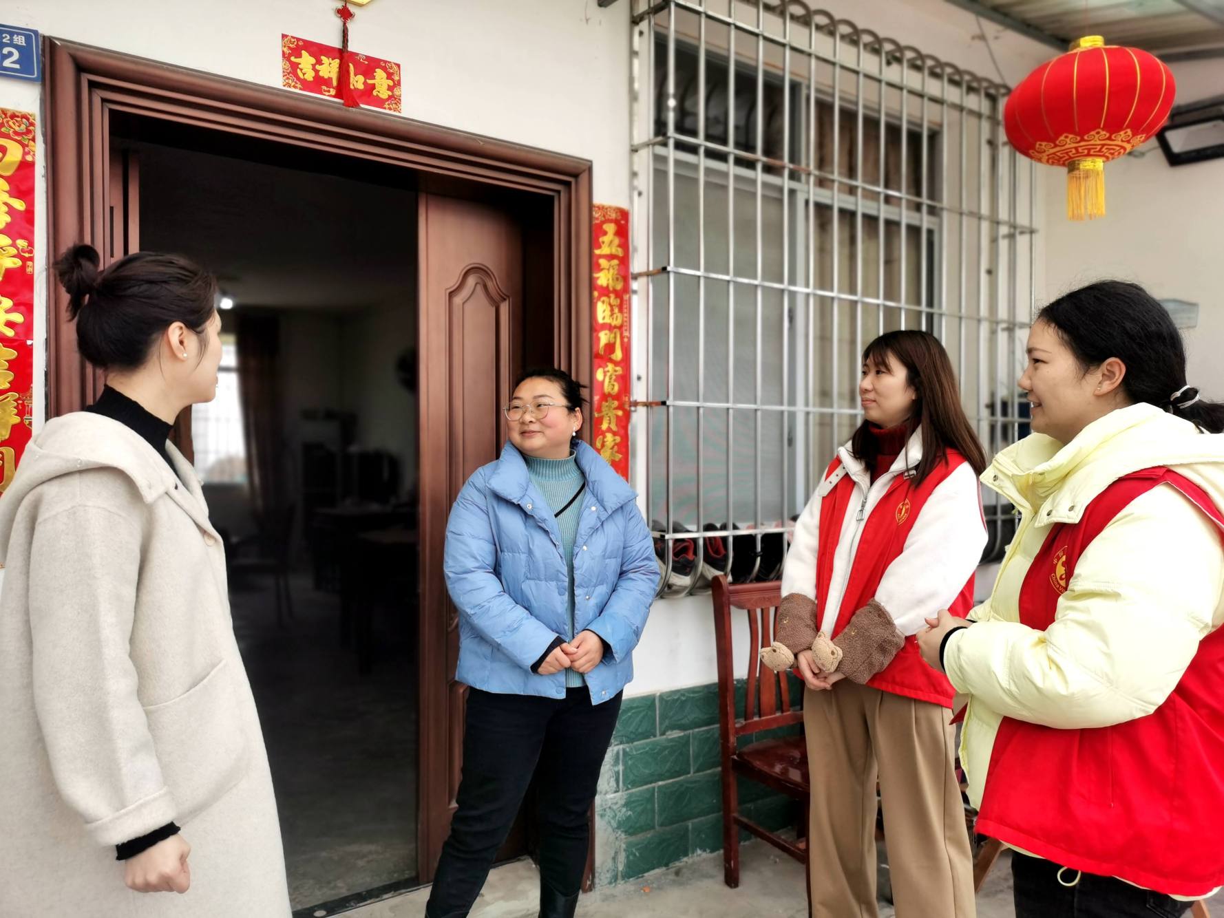 黨員志愿者與白小群（左二）交流。