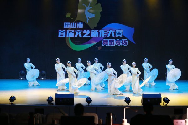  文藝新作大賽 舞蹈《青色煙雨入畫來》。