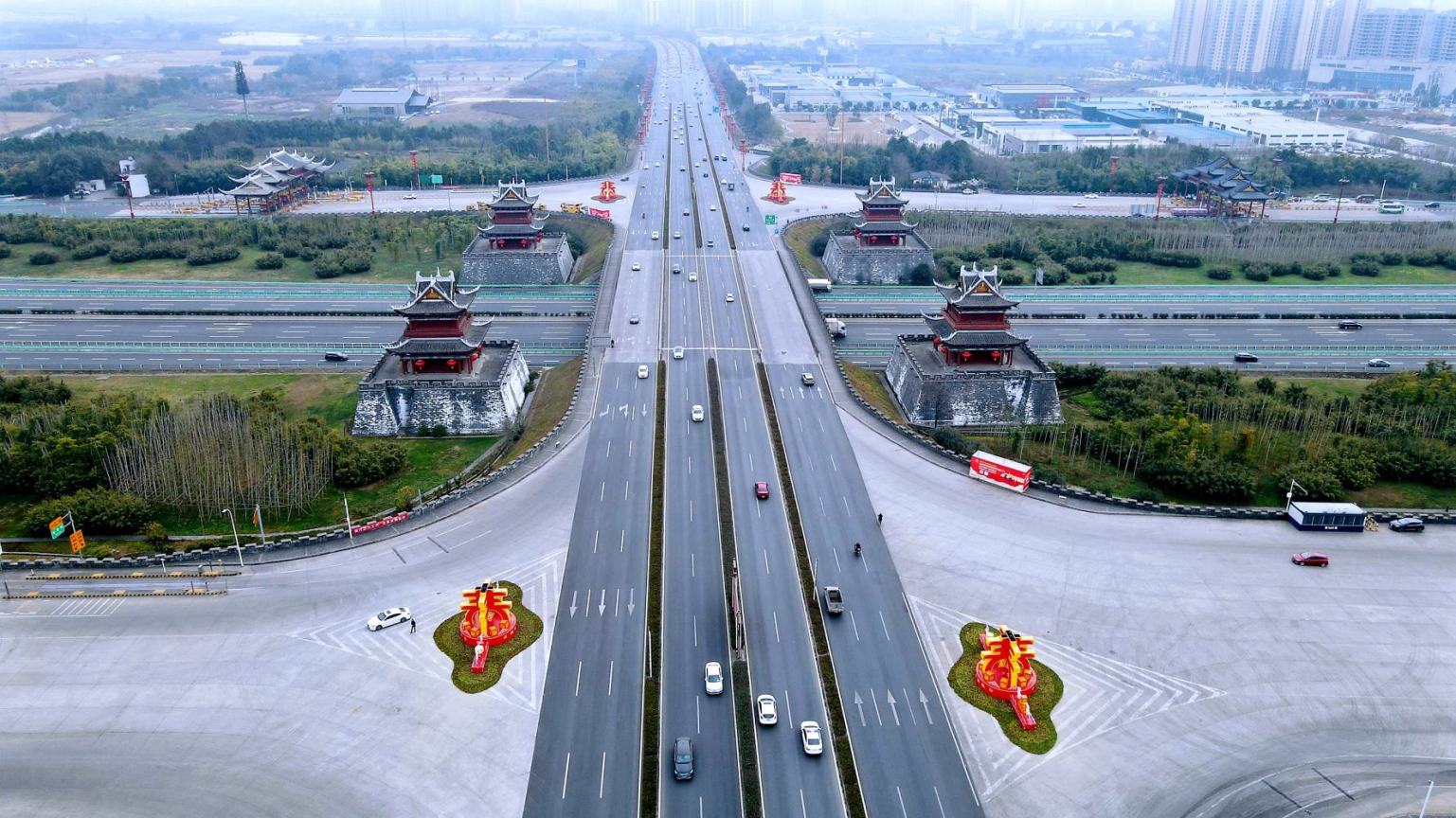  道路上的春節氛圍營造。