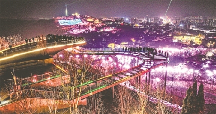 美輪美奐的“兩山一河”夜景。