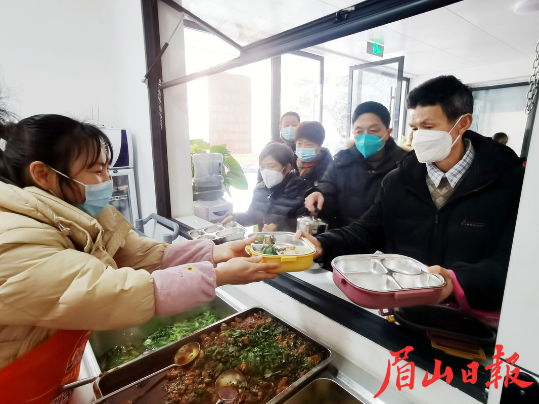 黃國平為老人們打飯。