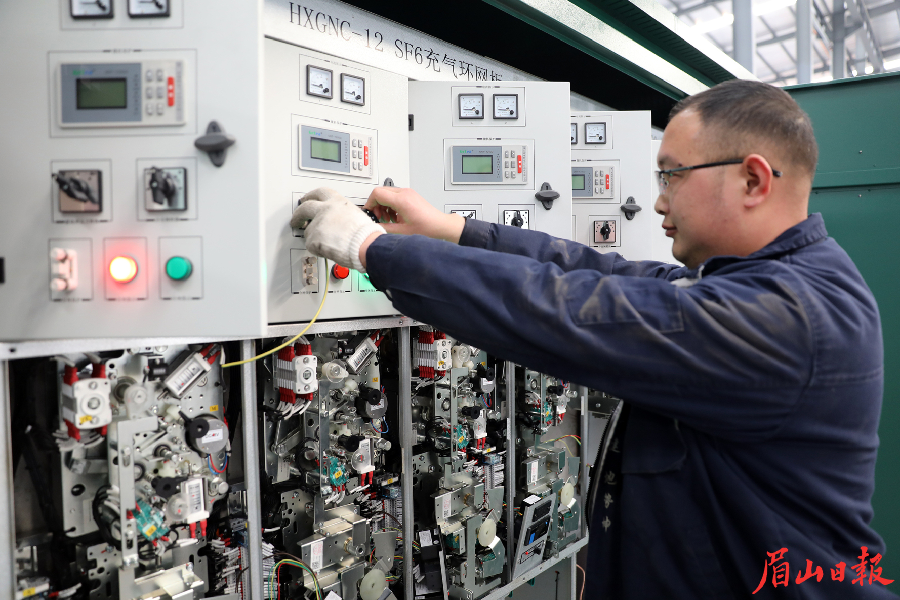 四川諾爾電氣有限公司工人正在測試新產品。