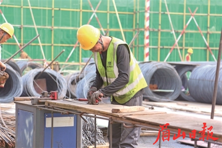 彭山經開區在建項目現場，工人抓緊施工。