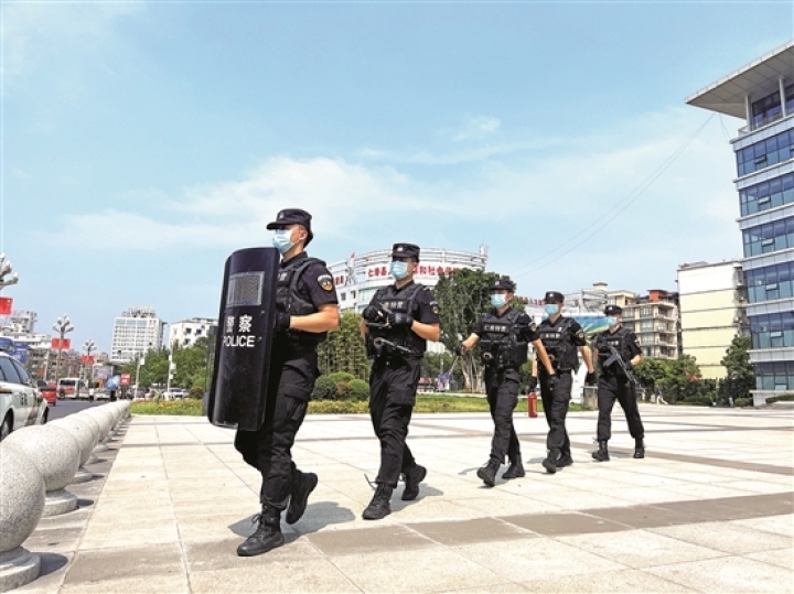 仁壽公安特警開展巡邏防控。