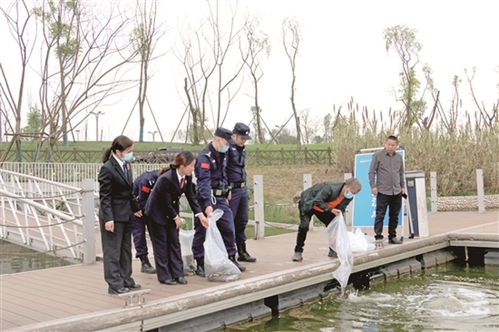 仁壽縣檢察院打擊非法捕撈水產品庭審后現場增殖放流。