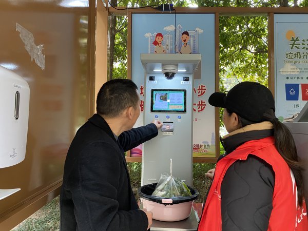 管理員指導居民積分稱重。