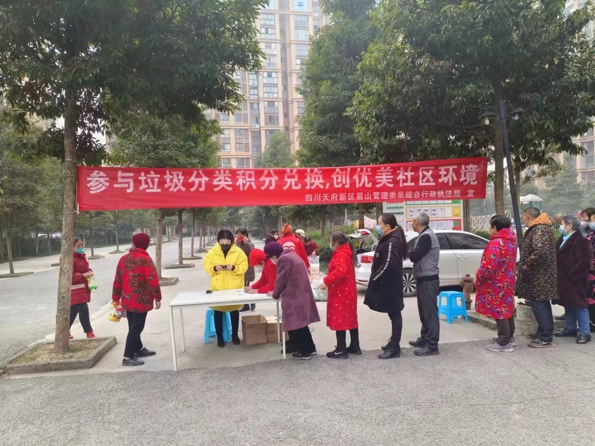 積分兌換活動現場，居民們有序排隊領取禮品。