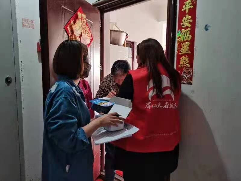 工作人員入戶宣傳垃圾分類。