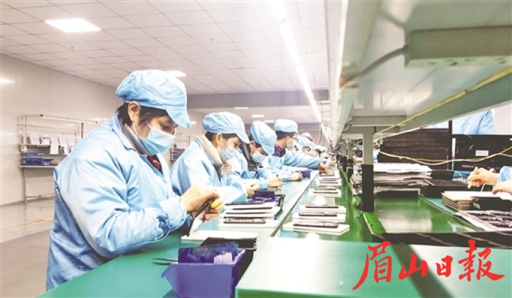 成都創興科聯光學儀器有限公司仁壽分公司的工人在專心工作。