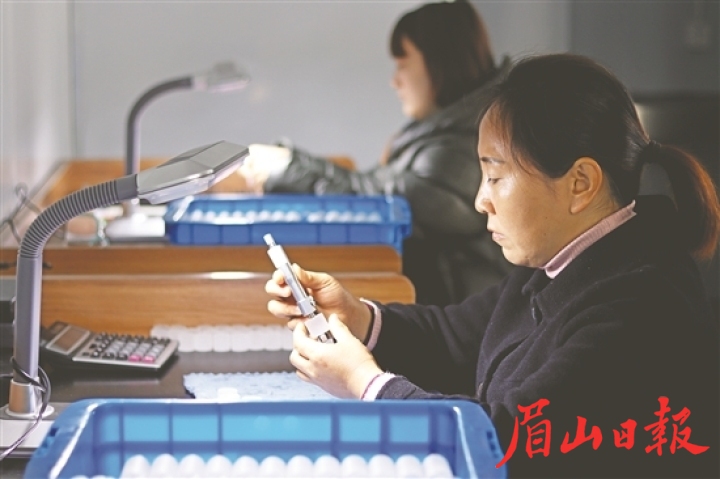 仁壽縣卓航電子科技有限公司生產車間，工人在趕制訂單。