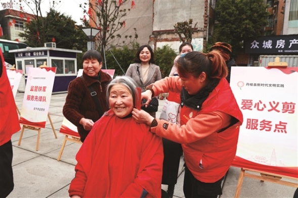 志愿者正在為市民理發。