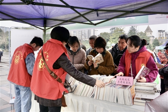 志愿者幫市民選購圖書。